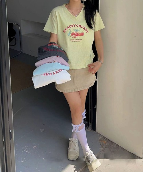 aimoha(アイモハ)の「VネックチェリーTシャツ(Tシャツ/カットソー・レディース・グレー/ブルー/ホワイト/ライトグリーン/パープル・FREE)」の11枚目の写真