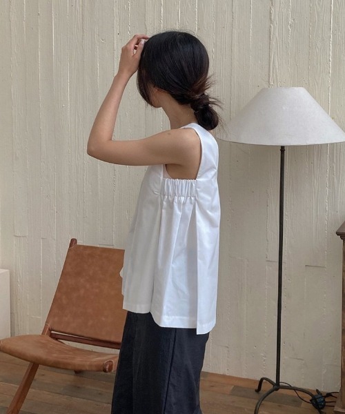 Dream garden(ドリームガーデン)の「Vネックタックフレアノースリーブ(Tシャツ/カットソー・レディース・ベージュ/ホワイト/ブラック・FREE)」の12枚目の写真