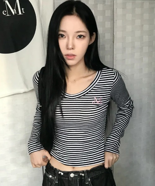 MUCENT（ムセント）の「◇MUCENT◇ブランド直輸入正規品/Vネック ストライプ ロンT　MMA V-NECK STRIPE LONG SLEEVE T（Tシャツ/カットソー・レディース・ホワイト×ブラック/ブラック・FREE）」の2枚目の写真