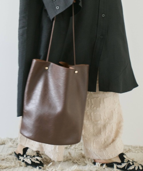 Libra Cue（リブラ キュー）の「ワンハンドルオーバルトート(ポーチ付き)（ショルダーバッグ・レディース・アイボリー/ブラック/ブラウン・FREE）」の16枚目の写真