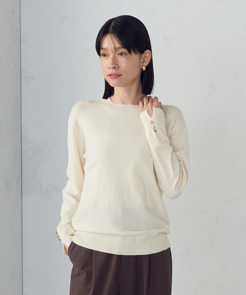 COMME CA ISM（コムサイズム）の「【ウォッシャブル】ベーシック　袖ボタンニット（ニット/セーター・レディース・ホワイト/ベージュ/レッド/ブラック・LARGE/MEDIUM）」の2枚目の写真