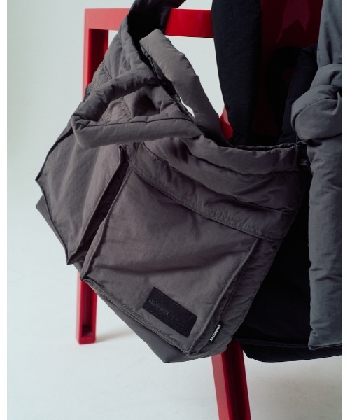ADAM PATEK(アダムパテック)の「【ADAMPATEK/アダムパテック】padding helmet bag 中綿ヘルメットバッグ(トートバッグ・メンズ・ブラック/グレー・FREE)」の2枚目の写真