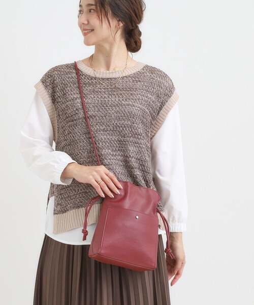 SHOO・LA・RUE(シューラルー)の「スクエア巾着ショルダーバッグ(ショルダーバッグ・レディース・ベージュ系その他7/ブロンズ/レッド系1/ブラック/グレー・00)」の1枚目の写真
