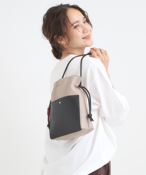 SHOO・LA・RUE(シューラルー)の「スクエア巾着ショルダーバッグ(ショルダーバッグ・レディース・ベージュ系その他7/ブロンズ/レッド系1/ブラック/グレー・00)」の4枚目の写真