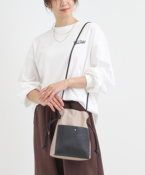SHOO・LA・RUE(シューラルー)の「スクエア巾着ショルダーバッグ(ショルダーバッグ・レディース・ベージュ系その他7/ブロンズ/レッド系1/ブラック/グレー・00)」の14枚目の写真