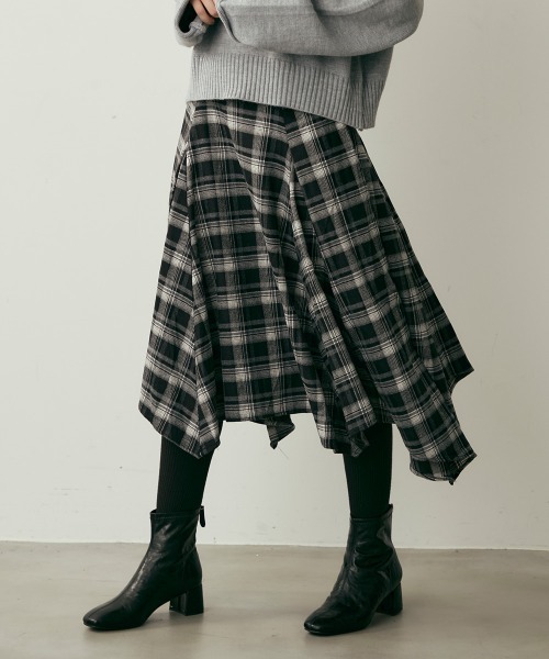 Clum（クルム）の「クラシックチェックアシンメトリーミモレ丈スカート（スカート・レディース・ブラウン系/ブラック系・MEDIUM/SMALL）」の2枚目の写真