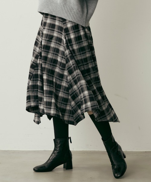 Clum（クルム）の「クラシックチェックアシンメトリーミモレ丈スカート（スカート・レディース・ブラウン系/ブラック系・MEDIUM/SMALL）」の3枚目の写真