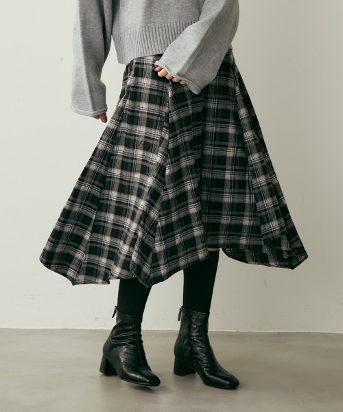 Clum（クルム）の「クラシックチェックアシンメトリーミモレ丈スカート（スカート・レディース・ブラウン系/ブラック系・MEDIUM/SMALL）」の4枚目の写真