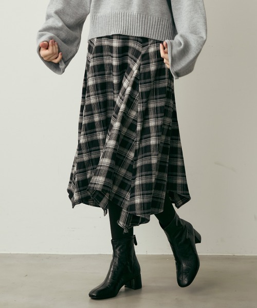 Clum（クルム）の「クラシックチェックアシンメトリーミモレ丈スカート（スカート・レディース・ブラウン系/ブラック系・MEDIUM/SMALL）」の5枚目の写真