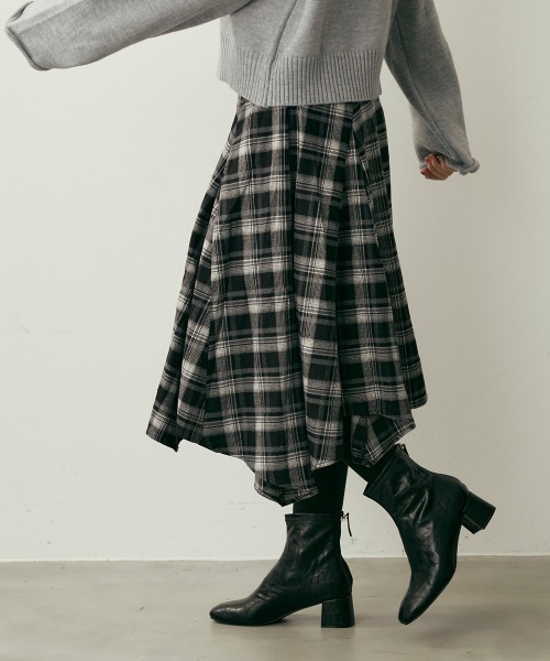 Clum（クルム）の「クラシックチェックアシンメトリーミモレ丈スカート（スカート・レディース・ブラウン系/ブラック系・MEDIUM/SMALL）」の6枚目の写真