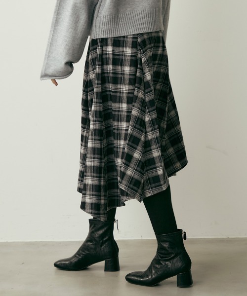 Clum（クルム）の「クラシックチェックアシンメトリーミモレ丈スカート（スカート・レディース・ブラウン系/ブラック系・MEDIUM/SMALL）」の7枚目の写真