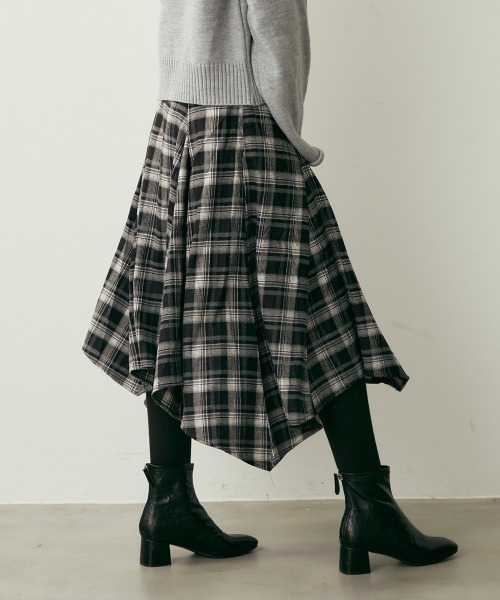 Clum（クルム）の「クラシックチェックアシンメトリーミモレ丈スカート（スカート・レディース・ブラウン系/ブラック系・MEDIUM/SMALL）」の8枚目の写真