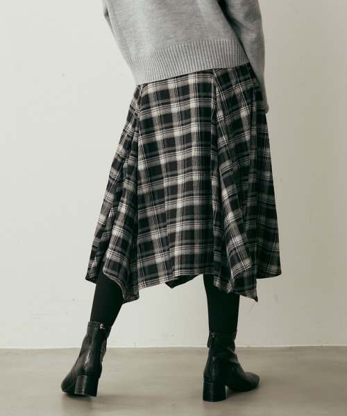 Clum（クルム）の「クラシックチェックアシンメトリーミモレ丈スカート（スカート・レディース・ブラウン系/ブラック系・MEDIUM/SMALL）」の9枚目の写真