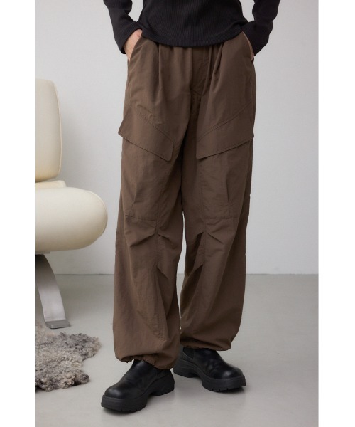 AZUL by moussy(アズールバイマウジー)の「裾ドロストナイロンカーゴポケットパンツ(カーゴパンツ・レディース・ブラック/ブラウン・SMALL/MEDIUM)」の1枚目の写真