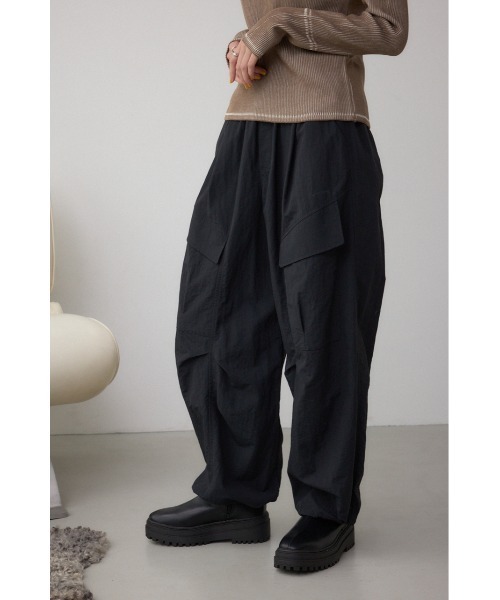 AZUL by moussy(アズールバイマウジー)の「裾ドロストナイロンカーゴポケットパンツ(カーゴパンツ・レディース・ブラック/ブラウン・SMALL/MEDIUM)」の3枚目の写真