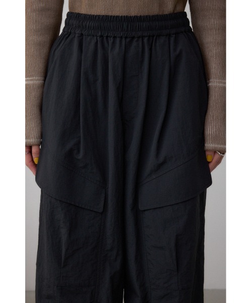 AZUL by moussy(アズールバイマウジー)の「裾ドロストナイロンカーゴポケットパンツ(カーゴパンツ・レディース・ブラック/ブラウン・SMALL/MEDIUM)」の9枚目の写真