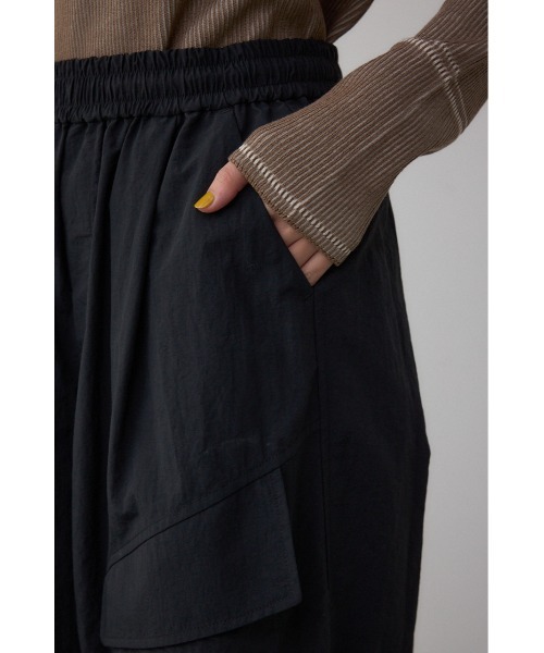 AZUL by moussy(アズールバイマウジー)の「裾ドロストナイロンカーゴポケットパンツ(カーゴパンツ・レディース・ブラック/ブラウン・SMALL/MEDIUM)」の11枚目の写真