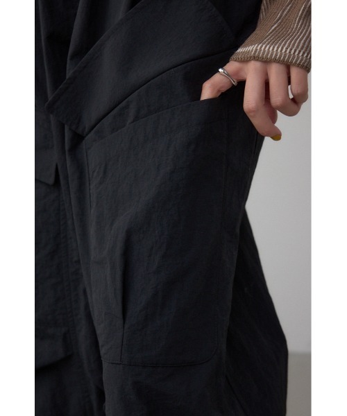 AZUL by moussy(アズールバイマウジー)の「裾ドロストナイロンカーゴポケットパンツ(カーゴパンツ・レディース・ブラック/ブラウン・SMALL/MEDIUM)」の12枚目の写真