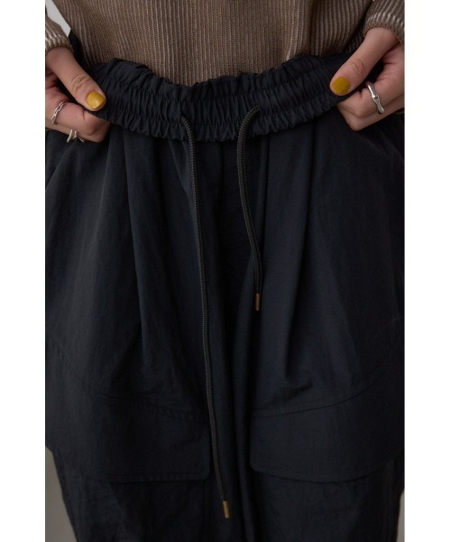 AZUL by moussy(アズールバイマウジー)の「裾ドロストナイロンカーゴポケットパンツ(カーゴパンツ・レディース・ブラック/ブラウン・SMALL/MEDIUM)」の14枚目の写真