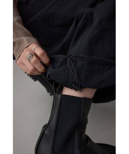 AZUL by moussy(アズールバイマウジー)の「裾ドロストナイロンカーゴポケットパンツ(カーゴパンツ・レディース・ブラック/ブラウン・SMALL/MEDIUM)」の15枚目の写真