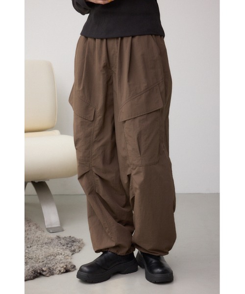 AZUL by moussy(アズールバイマウジー)の「裾ドロストナイロンカーゴポケットパンツ(カーゴパンツ・レディース・ブラック/ブラウン・SMALL/MEDIUM)」の16枚目の写真