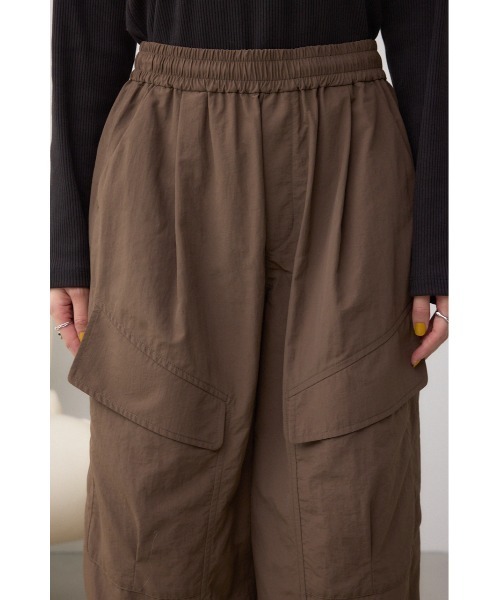 AZUL by moussy(アズールバイマウジー)の「裾ドロストナイロンカーゴポケットパンツ(カーゴパンツ・レディース・ブラック/ブラウン・SMALL/MEDIUM)」の22枚目の写真