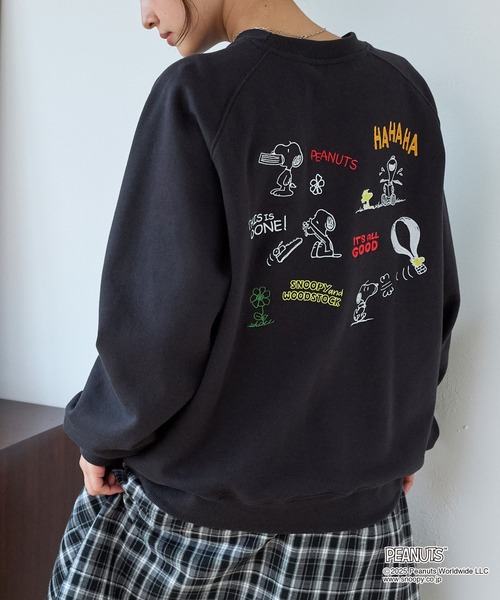PEANUTS（ピーナッツ）の「【PEANUTS SNOOPY】別注 ピーナッツ スヌーピー ヴィンテージライク 刺繍プリント オーバーサイズスウェット（スウェット・レディース・グレー系1/オートミール/ブラック系/ネイビー/スミクロ/グレー系/ワイン・M/L）」の2枚目の写真
