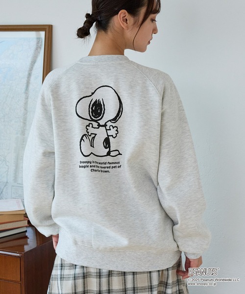 PEANUTS(ピーナッツ)の「【PEANUTS SNOOPY】別注 ピーナッツ スヌーピー ヴィンテージライク 刺繍プリント オーバーサイズスウェット(スウェット・レディース・グレー系1/オートミール/ブラック系/ネイビー/スミクロ/グレー系/ワイン・M/L)」の9枚目の写真