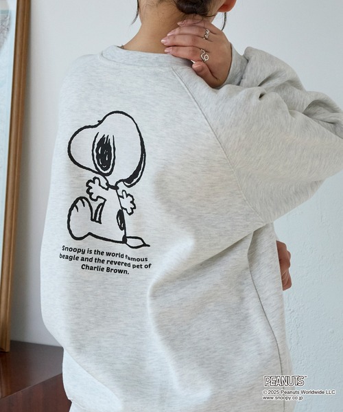 PEANUTS(ピーナッツ)の「【PEANUTS SNOOPY】別注 ピーナッツ スヌーピー ヴィンテージライク 刺繍プリント オーバーサイズスウェット(スウェット・レディース・グレー系1/オートミール/ブラック系/ネイビー/スミクロ/グレー系/ワイン・M/L)」の11枚目の写真