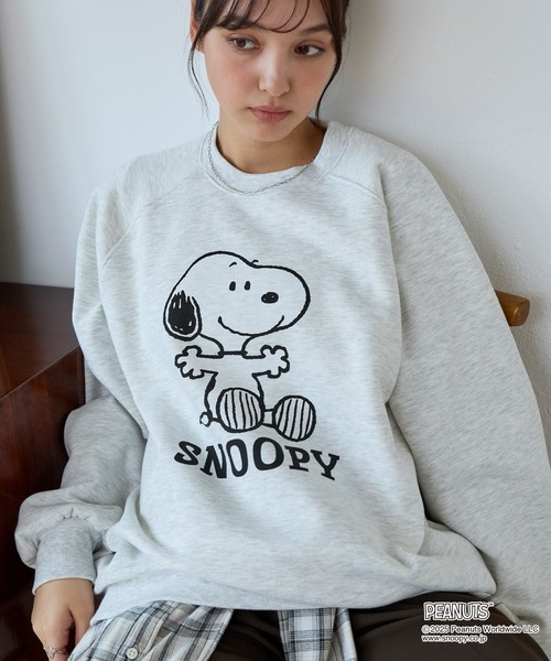 PEANUTS(ピーナッツ)の「【PEANUTS SNOOPY】別注 ピーナッツ スヌーピー ヴィンテージライク 刺繍プリント オーバーサイズスウェット(スウェット・レディース・グレー系1/オートミール/ブラック系/ネイビー/スミクロ/グレー系/ワイン・M/L)」の12枚目の写真