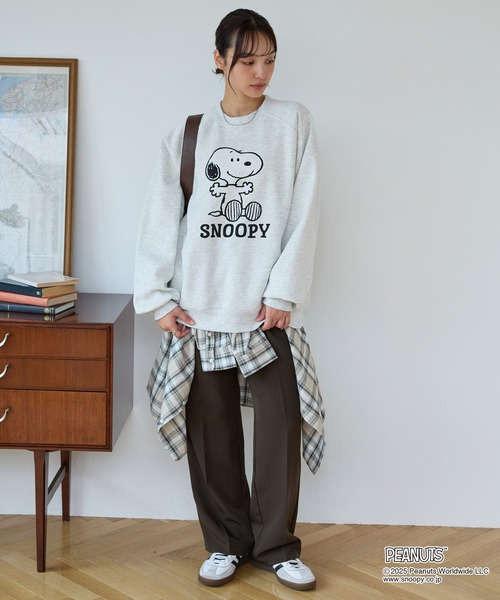 PEANUTS(ピーナッツ)の「【PEANUTS SNOOPY】別注 ピーナッツ スヌーピー ヴィンテージライク 刺繍プリント オーバーサイズスウェット(スウェット・レディース・グレー系1/オートミール/ブラック系/ネイビー/スミクロ/グレー系/ワイン・M/L)」の14枚目の写真