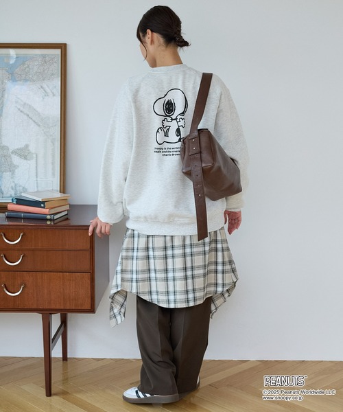 PEANUTS(ピーナッツ)の「【PEANUTS SNOOPY】別注 ピーナッツ スヌーピー ヴィンテージライク 刺繍プリント オーバーサイズスウェット(スウェット・レディース・グレー系1/オートミール/ブラック系/ネイビー/スミクロ/グレー系/ワイン・M/L)」の15枚目の写真