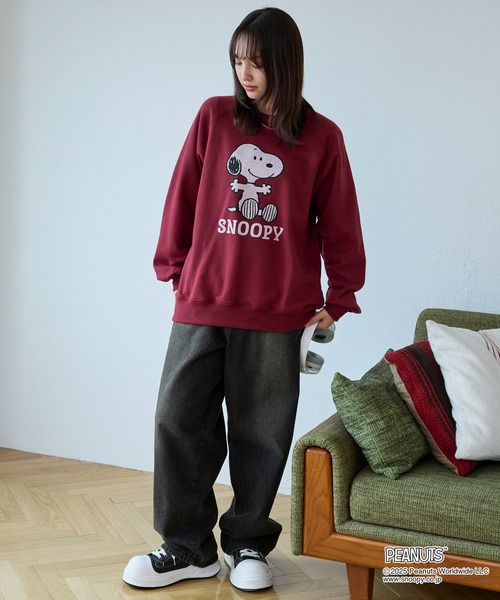 PEANUTS（ピーナッツ）の「【PEANUTS SNOOPY】別注 ピーナッツ スヌーピー ヴィンテージライク 刺繍プリント オーバーサイズスウェット（スウェット・レディース・グレー系1/オートミール/ブラック系/ネイビー/スミクロ/グレー系/ワイン・M/L）」の13枚目の写真