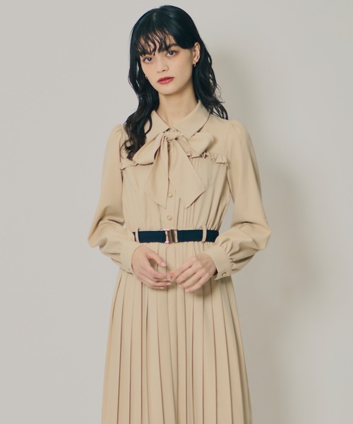 REDYAZEL(レディアゼル)の「プリーツボウタイシャツロングワンピース(ワンピース・レディース・ブルー/ベージュ/ネイビー・FREE)」の6枚目の写真