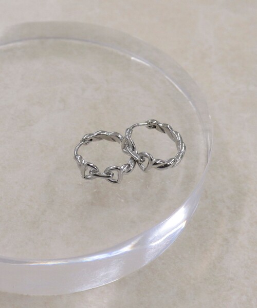 fredy emue（フレディエミュ）の「バックルモチーフフープピアス（ピアス（両耳用）・レディース・シルバー/ゴールド・FREE）」の5枚目の写真