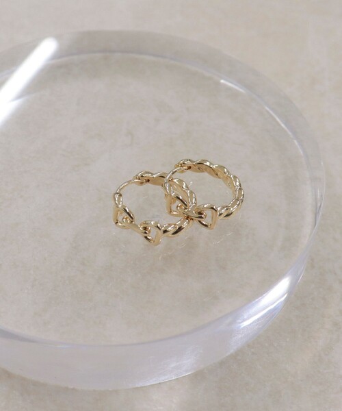 fredy emue（フレディエミュ）の「バックルモチーフフープピアス（ピアス（両耳用）・レディース・シルバー/ゴールド・FREE）」の3枚目の写真