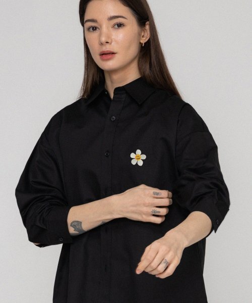 GRAVER（グレーバー）の「[ユニセックス]フラワードット刺繍オーバーサイズシャツ_ブラック（シャツ/ブラウス・レディース・ブラック・MEDIUM/LARGE）」の3枚目の写真
