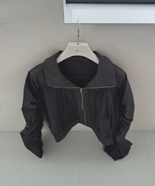 Amiur（エミレ）の「shiny tulle short shirring blouson / シャイニーチュールショートシャーリングブルゾン（ブルゾン・レディース・アイボリー/チャコール・FREE）」の2枚目の写真