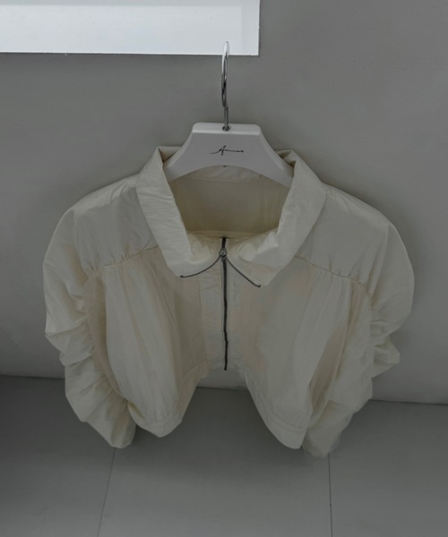 Amiur（エミレ）の「shiny tulle short shirring blouson / シャイニーチュールショートシャーリングブルゾン（ブルゾン・レディース・アイボリー/チャコール・FREE）」の5枚目の写真