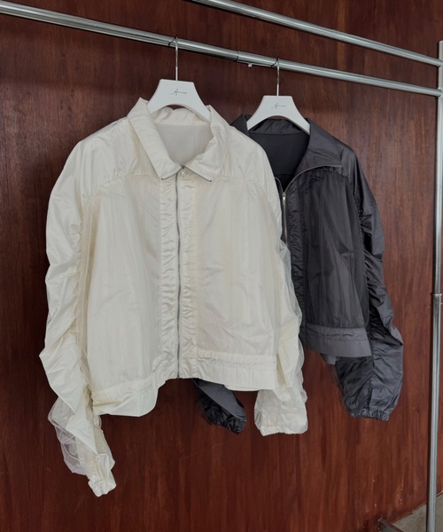 Amiur（エミレ）の「shiny tulle short shirring blouson / シャイニーチュールショートシャーリングブルゾン（ブルゾン・レディース・アイボリー/チャコール・FREE）」の3枚目の写真