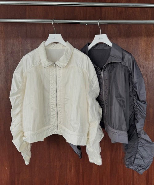 Amiur（エミレ）の「shiny tulle short shirring blouson / シャイニーチュールショートシャーリングブルゾン（ブルゾン・レディース・アイボリー/チャコール・FREE）」の6枚目の写真