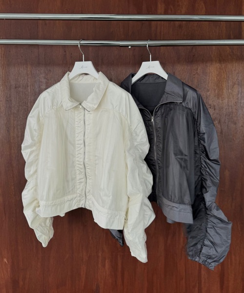 Amiur（エミレ）の「shiny tulle short shirring blouson / シャイニーチュールショートシャーリングブルゾン（ブルゾン・レディース・アイボリー/チャコール・FREE）」の7枚目の写真