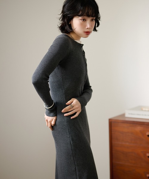 LAULEN(ローレン)の「henry neck layered long knit dress /ヘンリーネックレイヤードデザインロングニットワンピース(ワンピース・レディース・チャコールグレー/ブラック/ベージュ・FREE)」の19枚目の写真