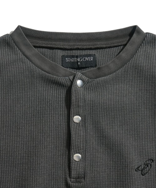 Starting Over（スターティングオーバー）の「short length one point embroidery press-stud henry neck thermal long-sleeved T-shirt/ショートレングス ワンポイント刺繍 スナップ ヘンリーネック サーマル ロングスリーブTシャツ 短丈 スナップ ヘンリー ワッフル ロンT（Tシャツ/カットソー・メンズ・グレー/ブラック/カモフラージュ・L/M）」の5枚目の写真
