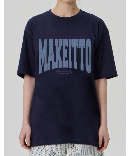 MAKEITTO（メイキット）の「[NAME LOGO] CREW NECK TEE_NAVY（Tシャツ/カットソー・メンズ・その他・MEDIUM/LARGE/X-LARGE/XX-LARGE）」の4枚目の写真