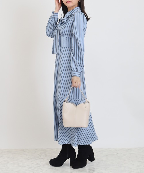 ASTORIA ODIER(アストリアオディール)の「ストライプバックスピンドール シャツワンピース(ワンピース・レディース・ブルー/ホワイト・MEDIUM/LARGE)」の10枚目の写真
