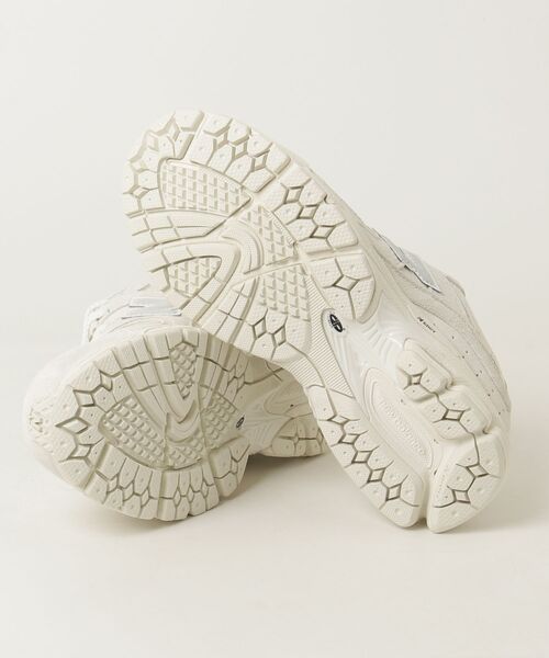 NEW BALANCE(ニューバランス)の「2002R(スニーカー・メンズ・ホワイト/グレー・22.0cm/22.5cm/23.0cm/23.5cm/24.0cm/24.5cm/25.0cm/25.5cm/26.0cm/26.5cm/27.0cm/27.5cm/28.0cm/28.5cm/29.0cm/30.0cm)」の8枚目の写真
