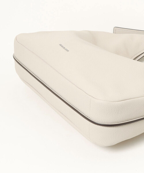 MICHAEL KORS（マイケルコース）の「NOLITA ペブルレザー ホーボー ショルダー ラージ（ショルダーバッグ・レディース・ベージュ系・FREE）」の3枚目の写真