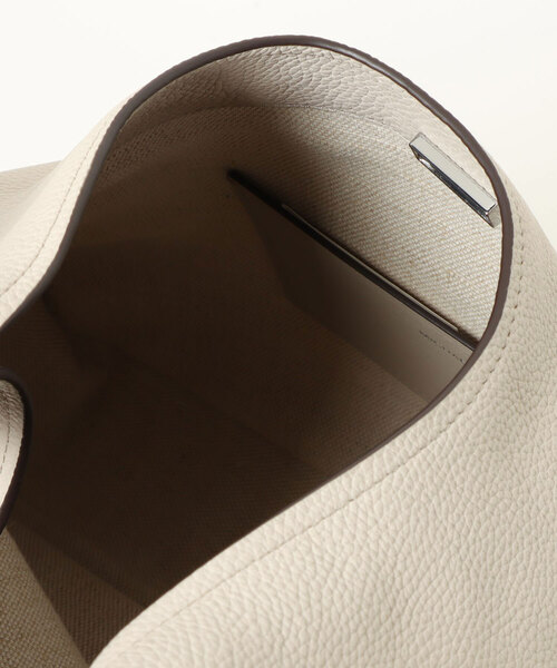 MICHAEL KORS（マイケルコース）の「NOLITA ペブルレザー ホーボー ショルダー ラージ（ショルダーバッグ・レディース・ベージュ系・FREE）」の4枚目の写真