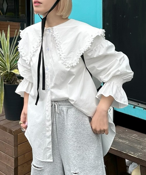 Alley Tokyo(アリートーキョー)の「お花モチーフBig衿ブラウス(シャツ/ブラウス・レディース・オフホワイト/サックスブルー・FREE)」の1枚目の写真